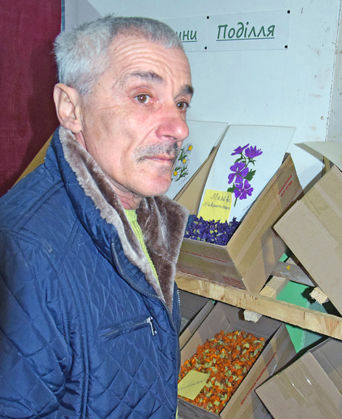 Петрові Русину, учасникові кооперативу «Добрий продукт», цікавий асортимент лікарських рослин для приготування фіточаїв
